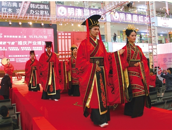 郑州绿博园百服节 百名大学生穿汉服祭拜屈原