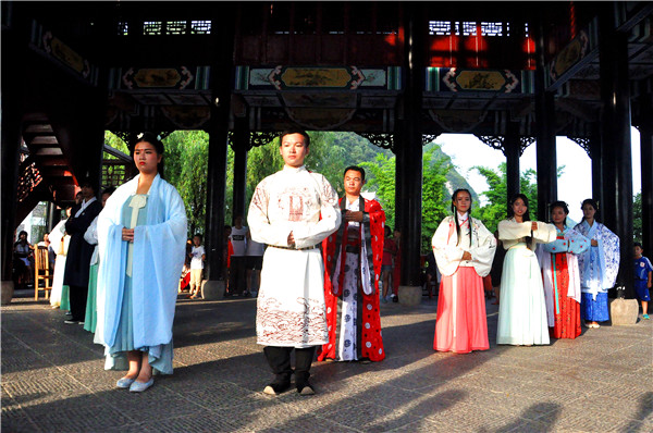 穿红白汉服 吟诵《三字经》
