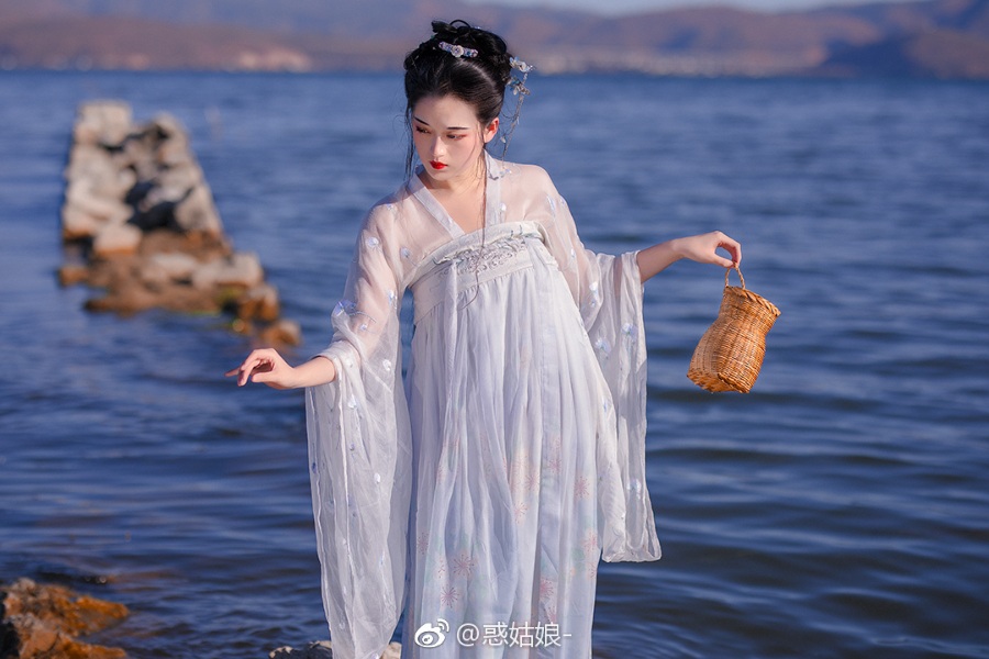 【汉服仕女】蹙眉远山含黛，微嗔春来早