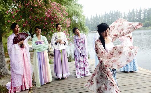 端午节襄城荟园20名网友穿汉服祭奠屈原