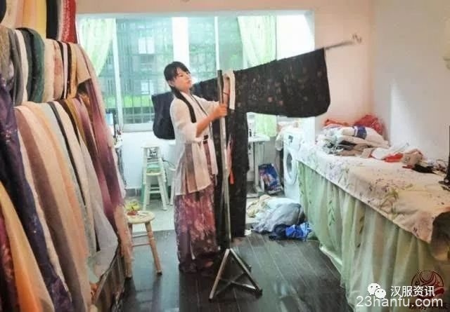 湖南大学生教师节着汉服 向孔子像行拜师礼