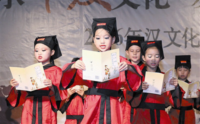 大冶中学生穿汉服、扮蝙蝠侠开运动会