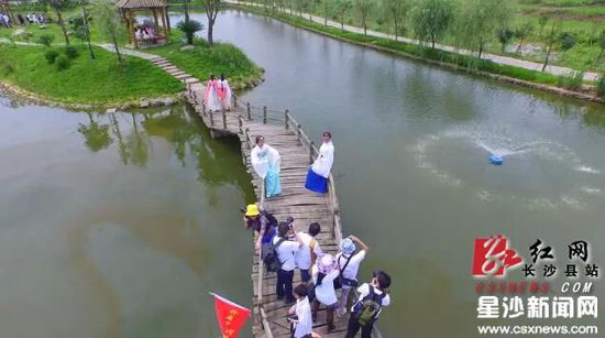 武汉一高校举办"汉风雅韵"赏樱节 展示中华汉服之美