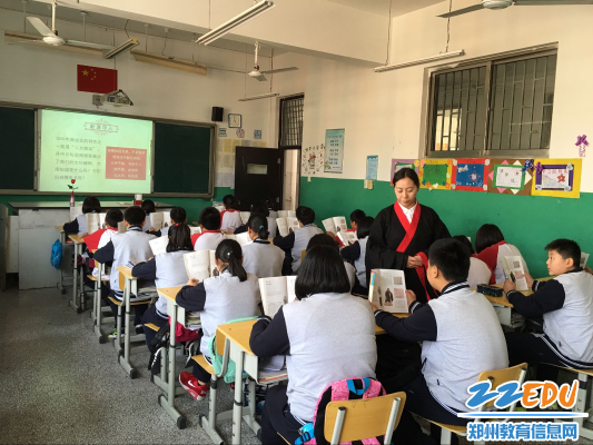 教师汉服走进课堂 传承经典弘扬国粹
