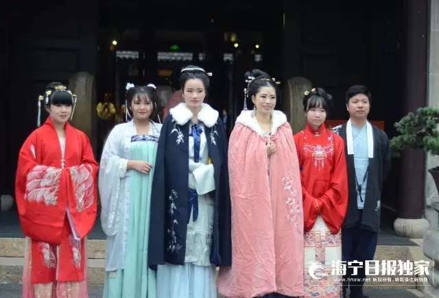 海宁盐官街头惊现汉服美女巡街引围观