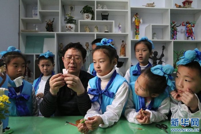 洛阳：萌娃身着汉服学非遗