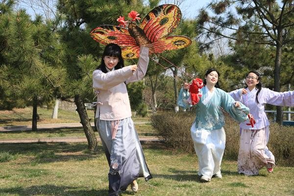 着汉服放纸鸢 传统民俗过清明