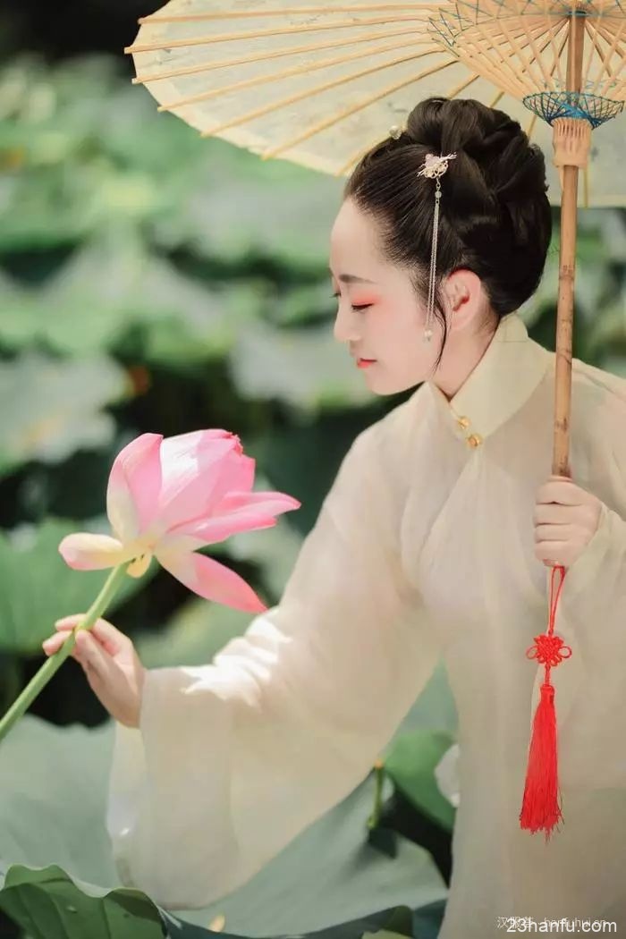 【汉服美景】心心莲莲,吹皱一池清梦