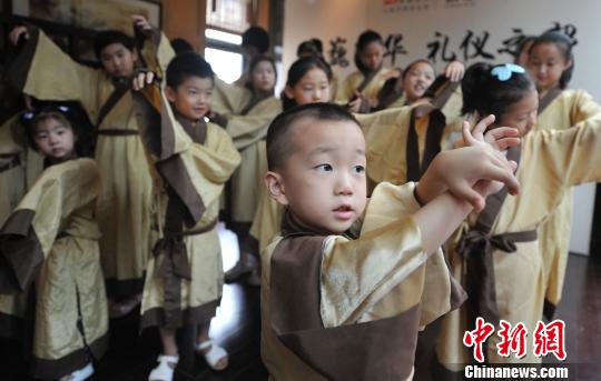 南溪中学生着汉服走秀 传承传统文化