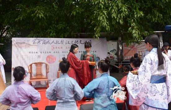 包粽子做香囊举办汉服成人礼 重庆大学端午节活动好热闹