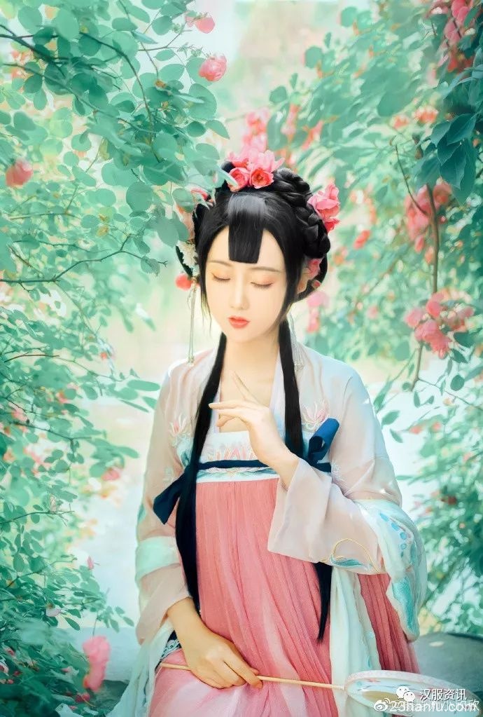 对镜懒理红妆，情丝结成红线