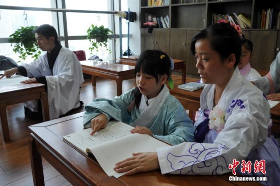 合肥又现私塾 老师着汉服为社区居民上古代礼仪课