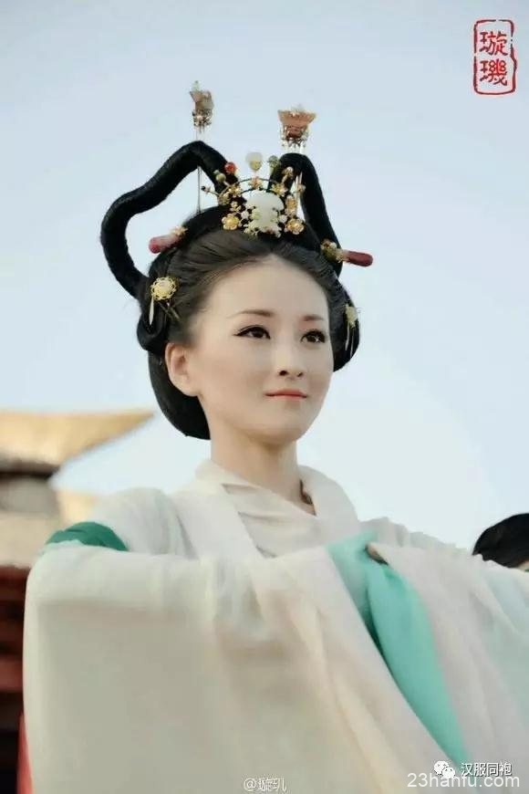 南京林业大学樱花节开幕 汉服女子团出游