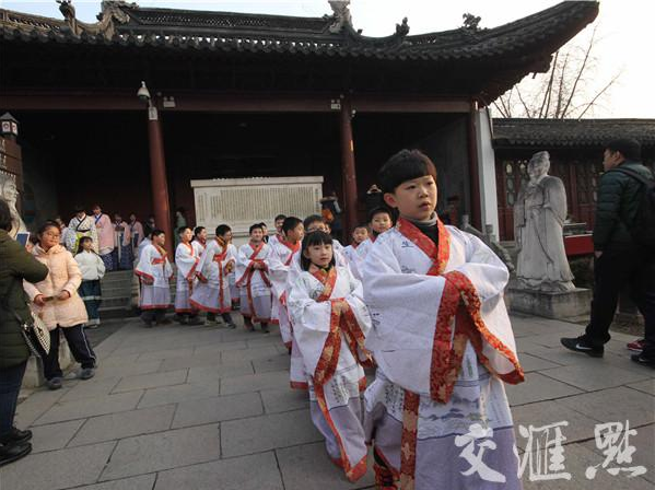 夫子庙上演“汉服秀”：孩子们行中华礼仪