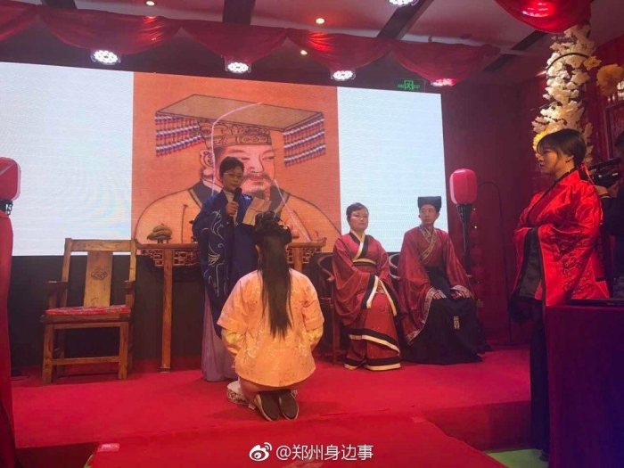拜黄帝着汉服 中年夫妻为18岁女儿办成人礼