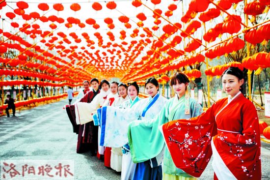 【汉服资讯】相比一味追崇西方文化，中国年轻人宣传汉服实在很酷