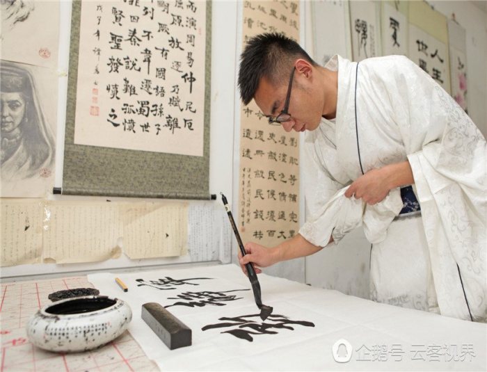 西安大学生穿汉服出行 呼吁关注传统文化