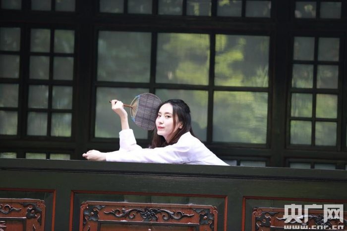 当制服遇上汉服 “动妹”演绎最美人间四月天