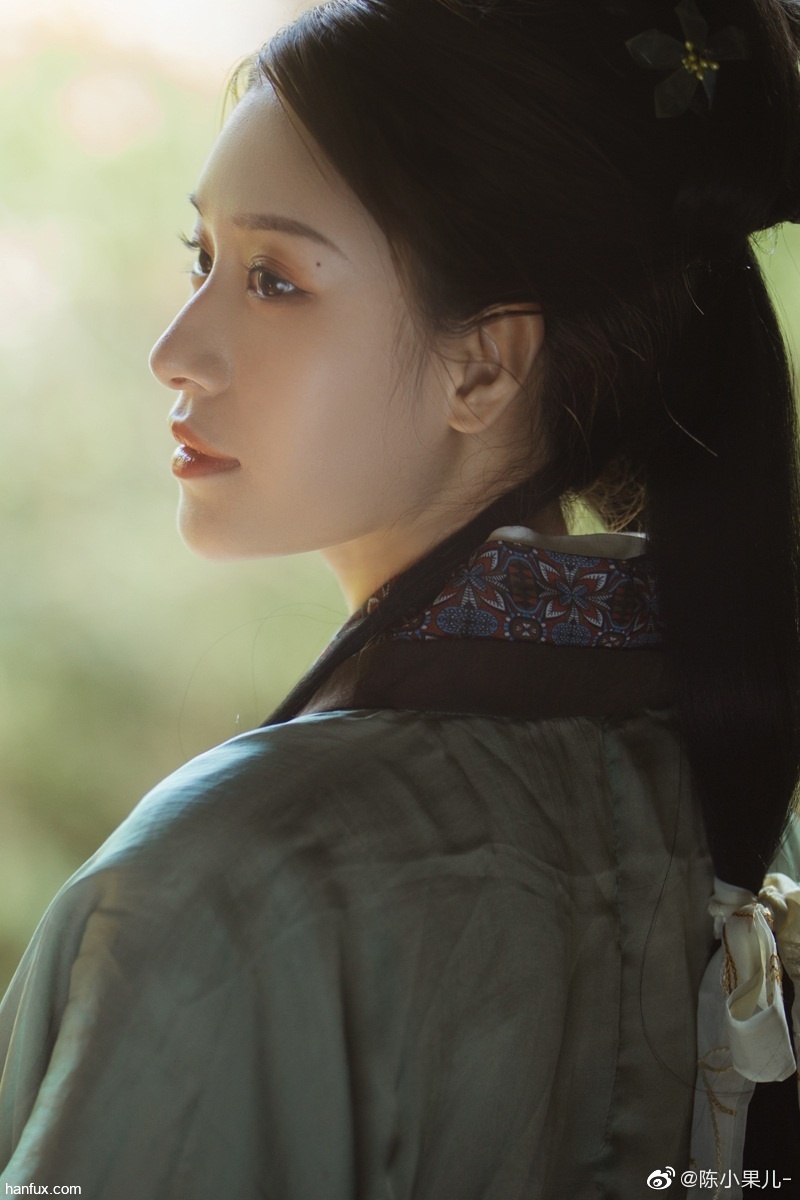 【汉服小仙女】低头羞涩窃私语