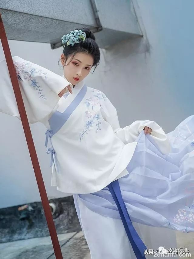 穿汉服挤公交上班 下班绣苏绣弹琵琶