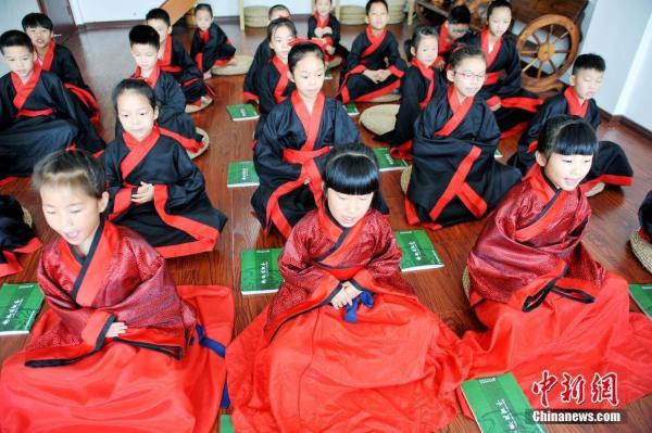孩童身穿中国古汉服学习传统礼仪
