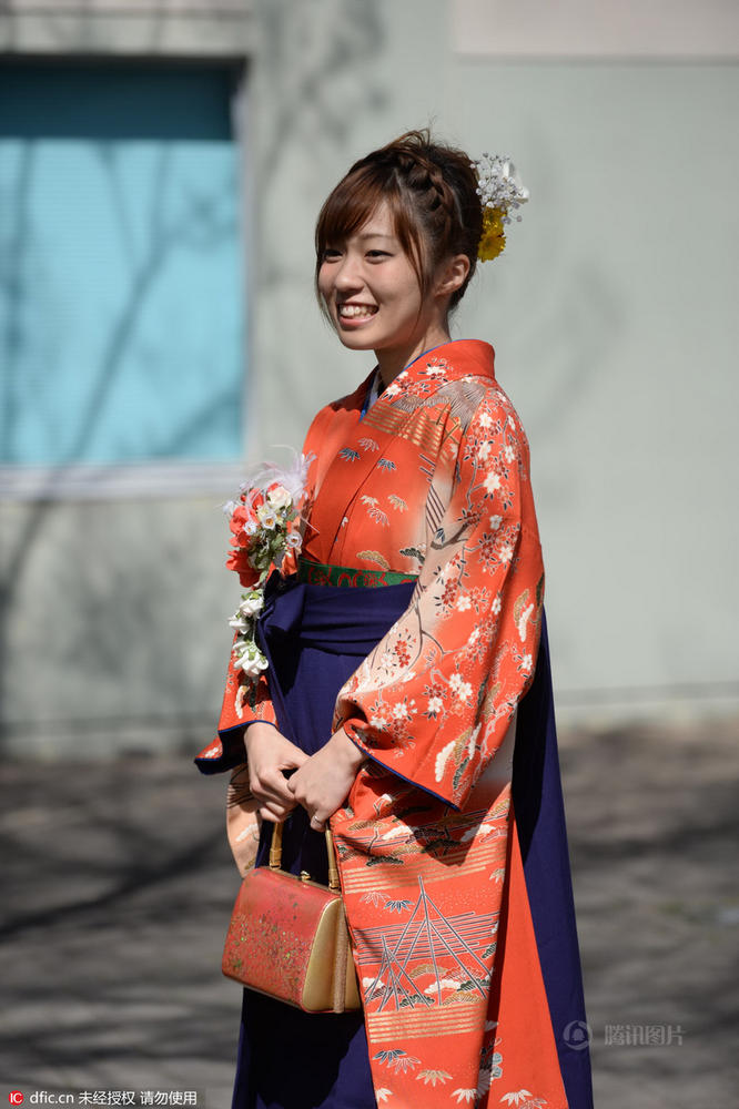 国人视角记录日本女子大学毕业式:中国留学生穿汉服