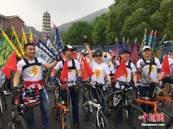 浙江金华举办创意骑游大会 民众着汉服骑行