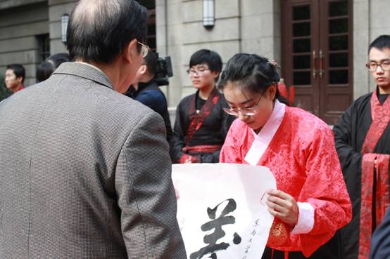 “我与东大共成长”东大新生着汉服行冠笄礼