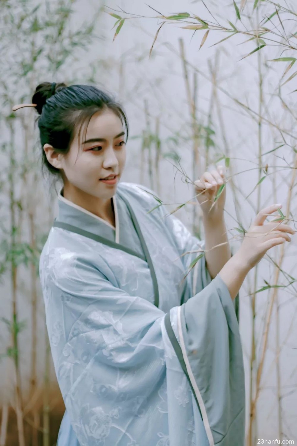【汉服摄影】芍药如含笑,旖旎回廊曲。