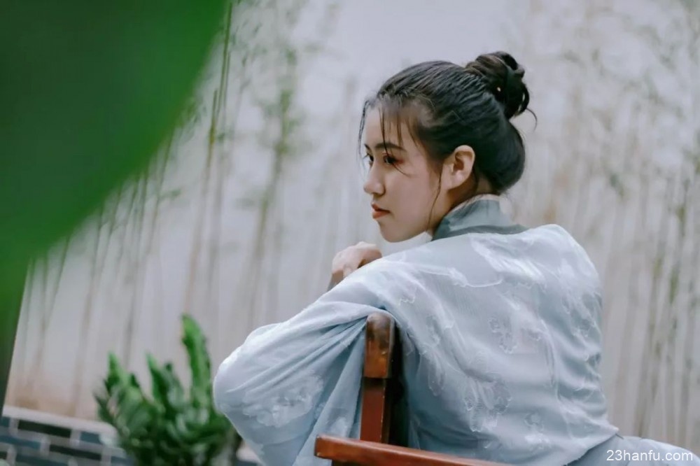 【汉服摄影】芍药如含笑,旖旎回廊曲。
