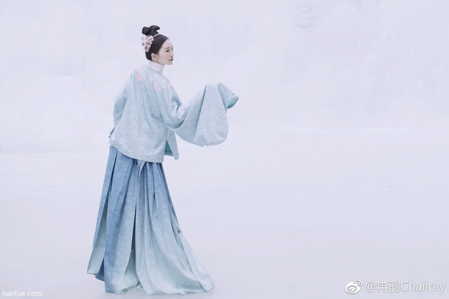【汉服私影】自在飞花轻似梦，无边丝雨细如愁。