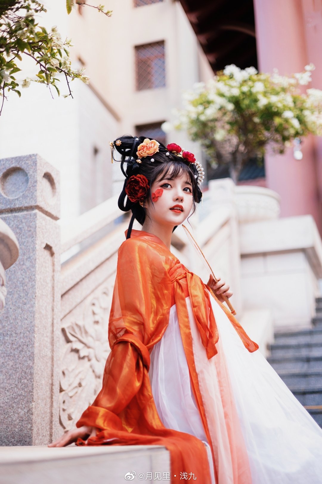 [汉服]云想衣裳花想容， 春风拂槛露华浓。@月见里·浅九