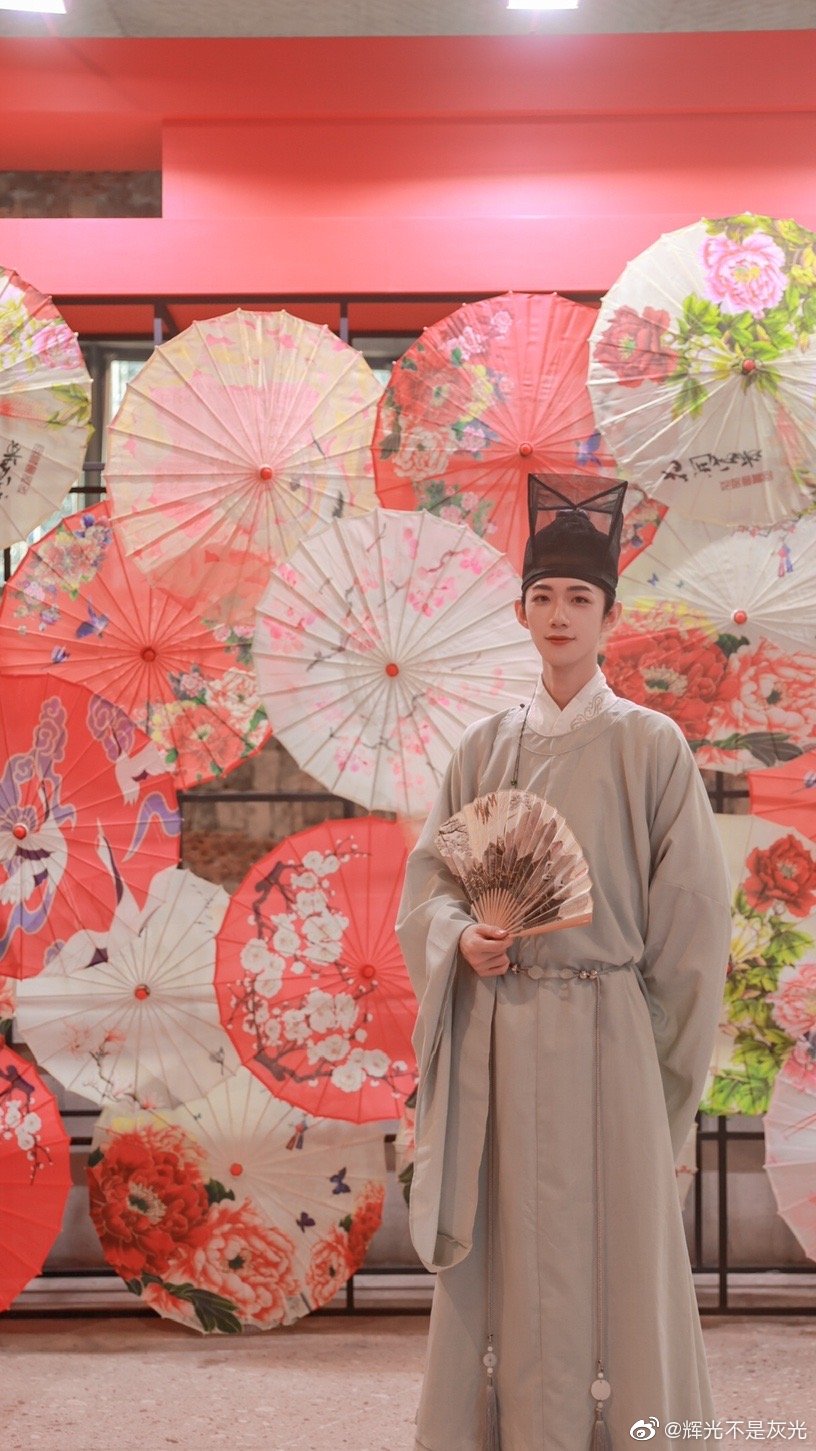 造化绝高处，富春独多观@辉光不是灰光