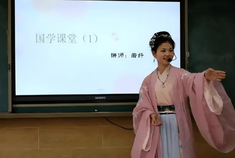 美术老师上课穿汉服，网友赞其端庄大方上档次，不知为何家长看了却直摇头？