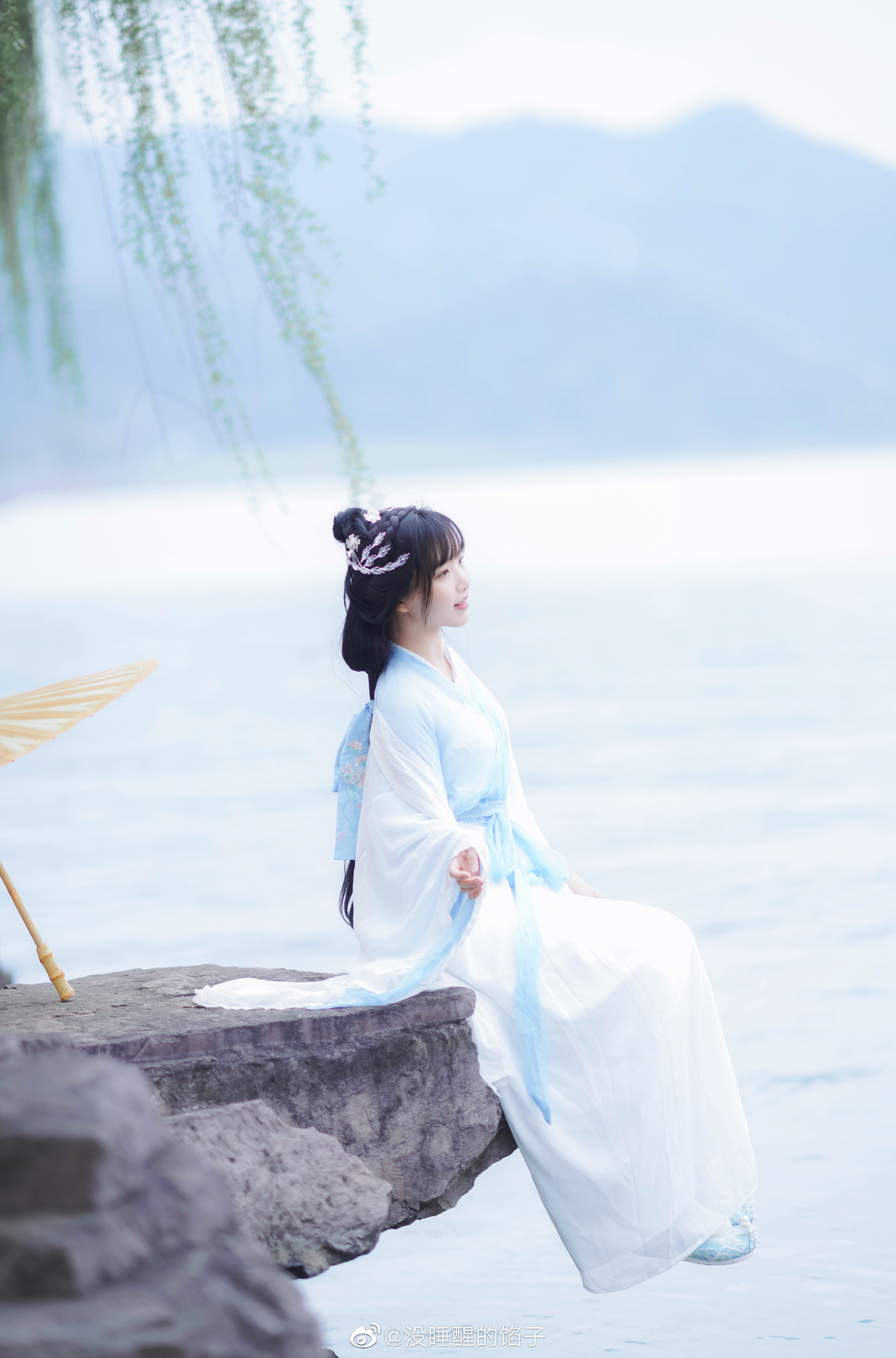 汉服 山水不渡我，琴声不渡江，留你在心上@没睡醒的馅子