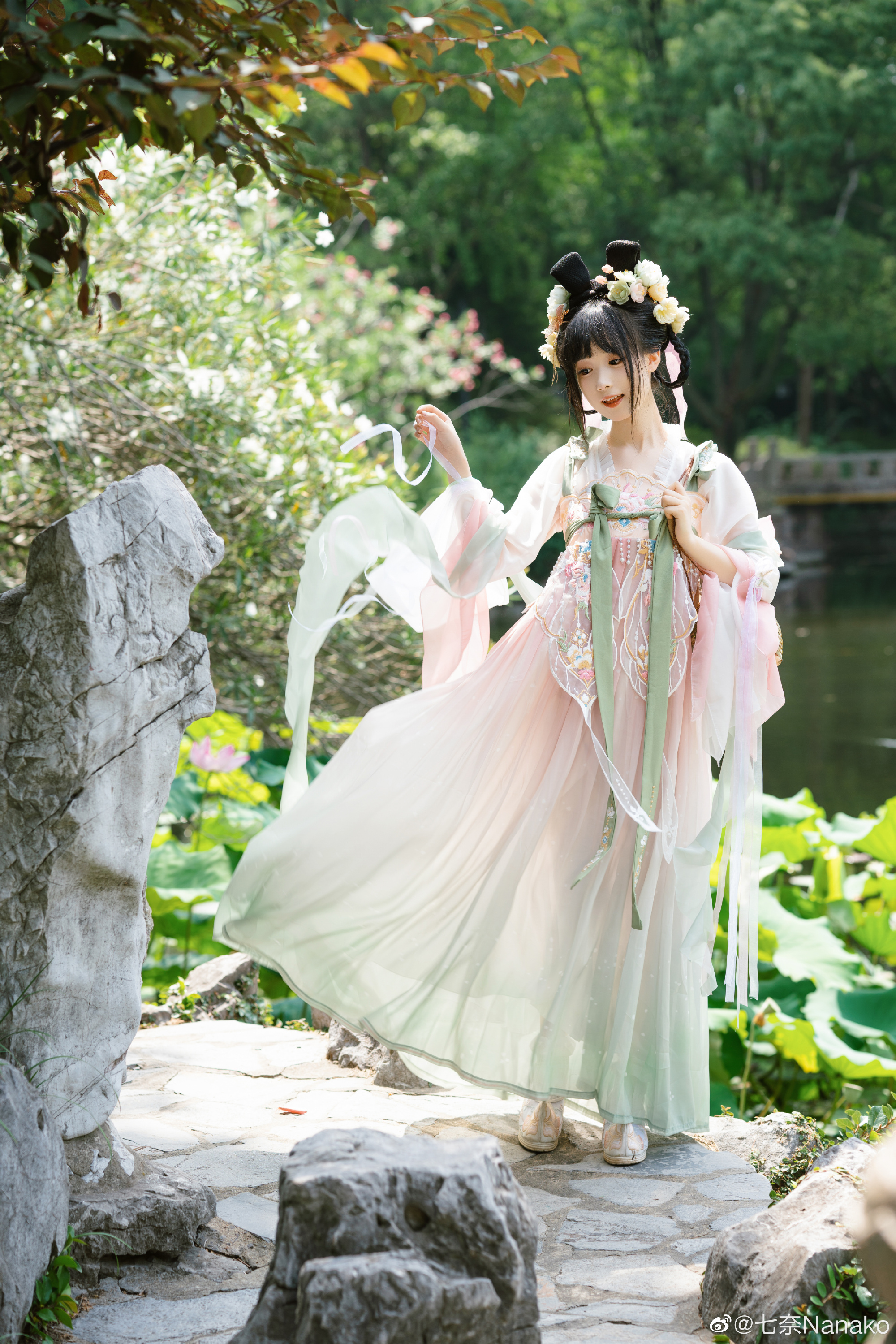 夏日汉服写真 是谁家的荷花小兔仙走丢了 ！打扰了是我的@七奈Nanako