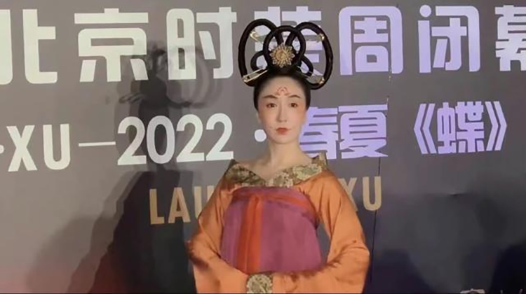 33岁的娄艺潇身穿汉服出席北京时装周