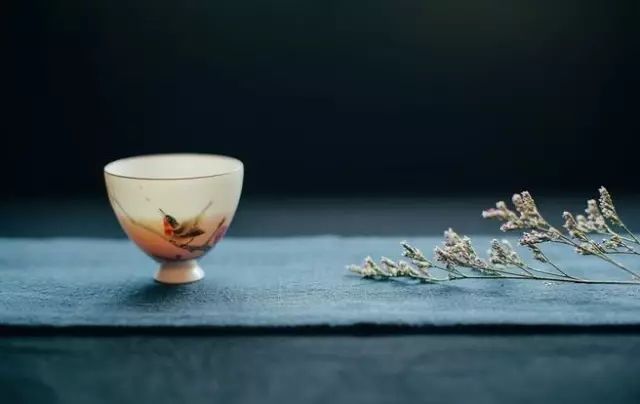 最好的生活丨杯中有茶，口袋有钱，手中有书