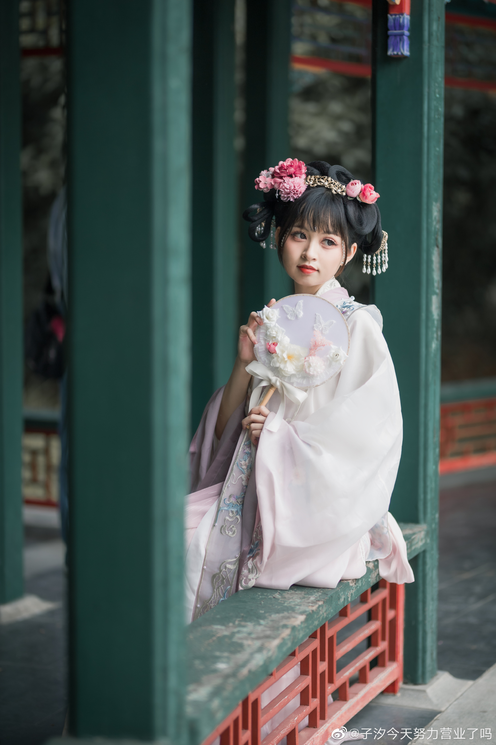 【汉服】大宋小公主出逃啦 宫墙内，孤城闭。 只愿爱人一生顺遂。@子汐今天努力营业了吗