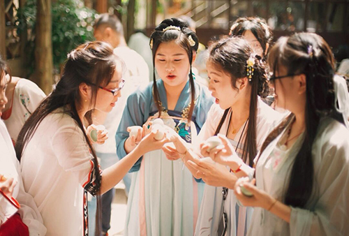 汉服复兴的背景介绍