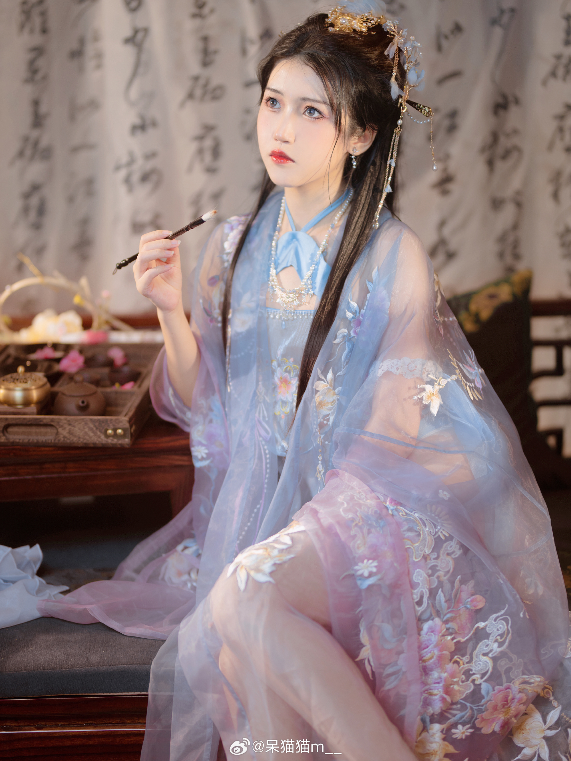 汉服 国风吹万里 池塘里的小锦鲤又出来玩啦！@七奈Nanako