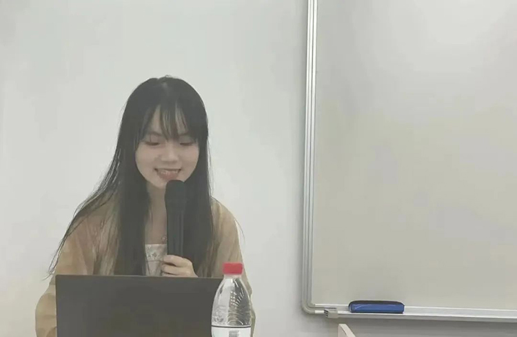 师与汉服‖三尺讲台着汉服，奕奕风采，灼灼其华