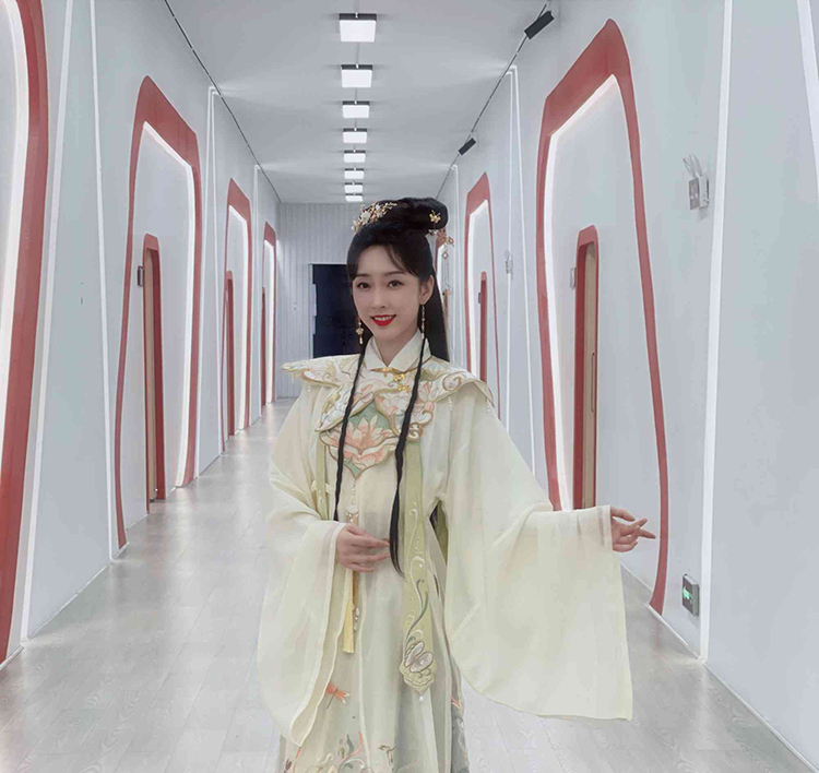 宣璐号召大家穿汉服去踏青，一身紫衣倾国倾城