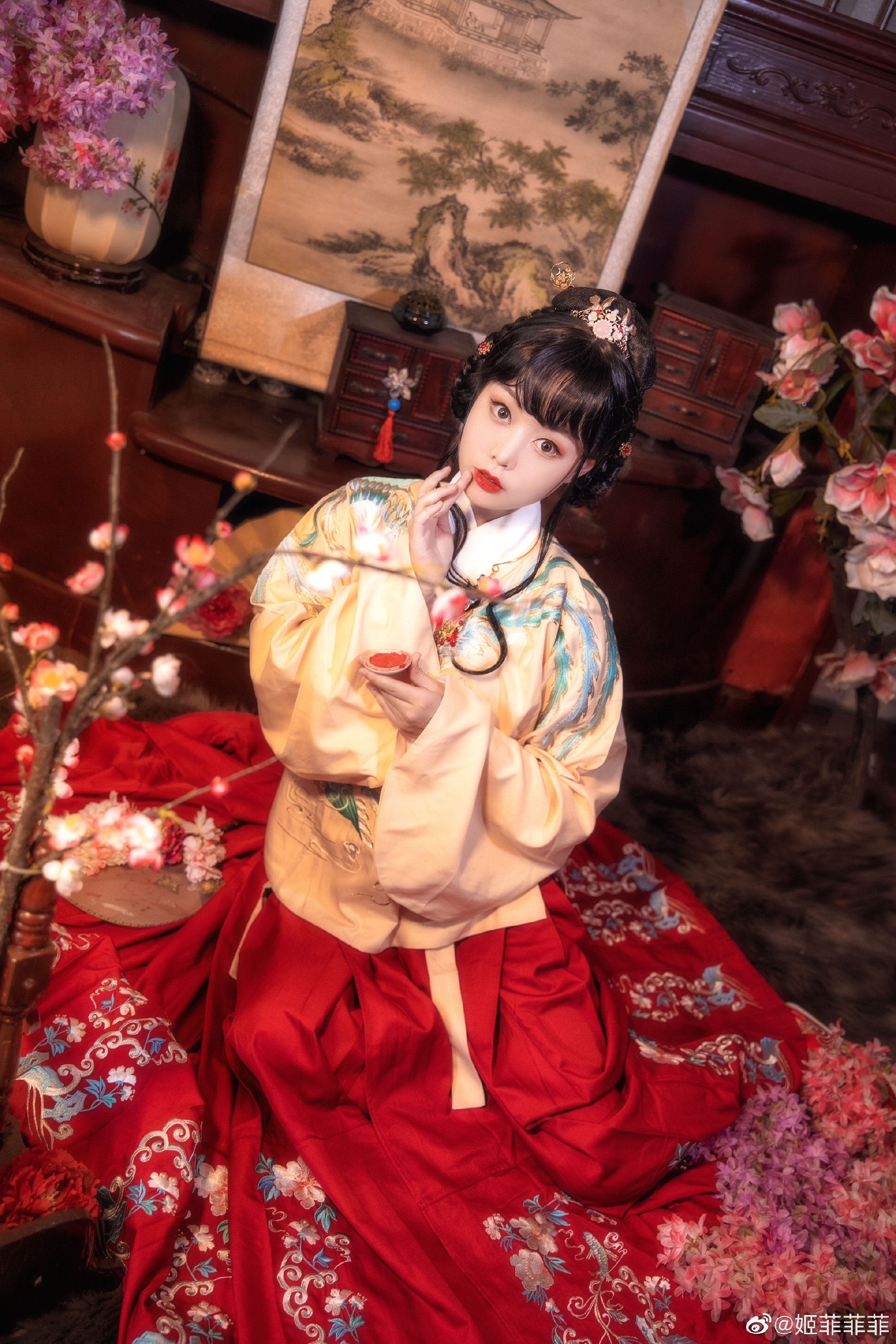 汉服 岁岁皆欢愉，年年皆胜意。@姬菲菲菲