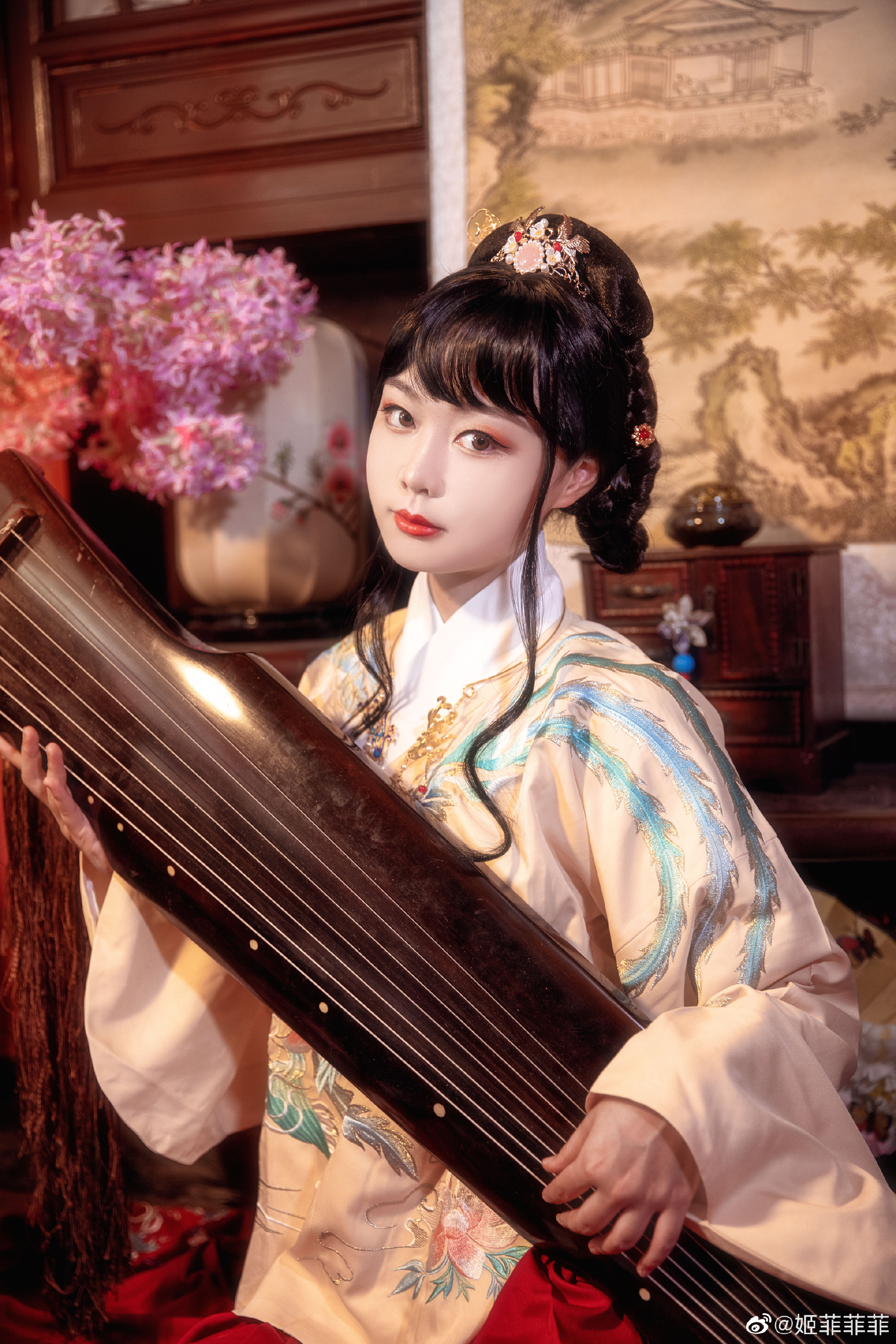 汉服 岁岁皆欢愉，年年皆胜意。@姬菲菲菲