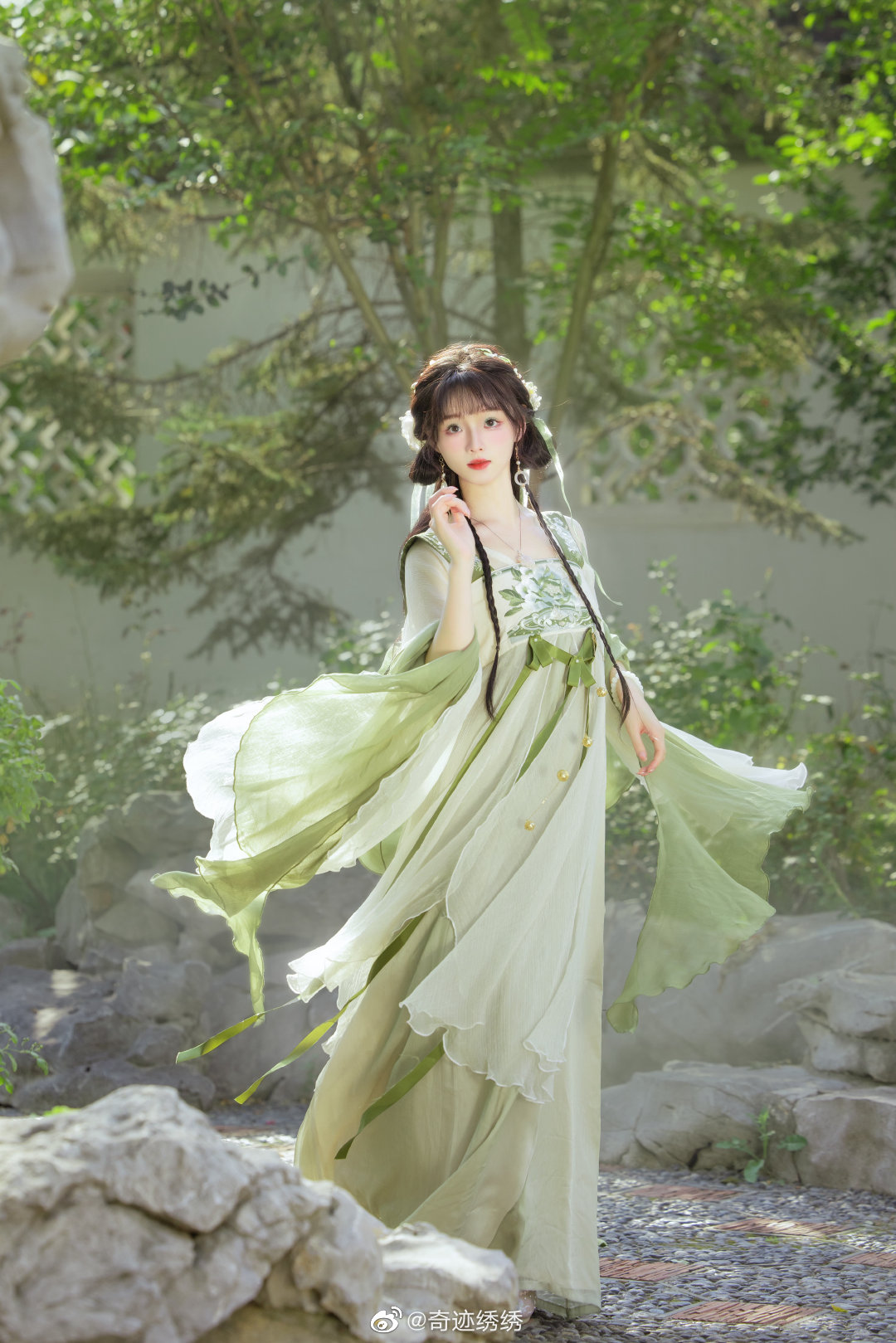 莺莺燕燕春春，花花柳柳真真。@奇迹绣绣