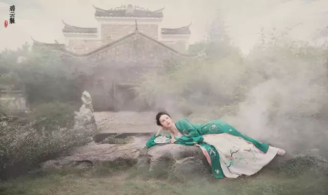 【仙气汉服】粉领绣褙凝深翠，玉蜓飞上碧云鬟