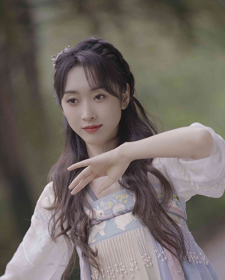 宣璐号召大家穿汉服去踏青，一身紫衣倾国倾城