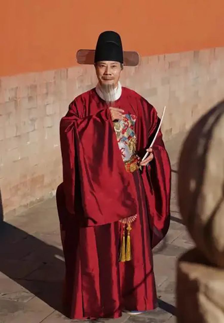 长沙爷爷汉服变装惊艳众人：在故宫拍照被围观