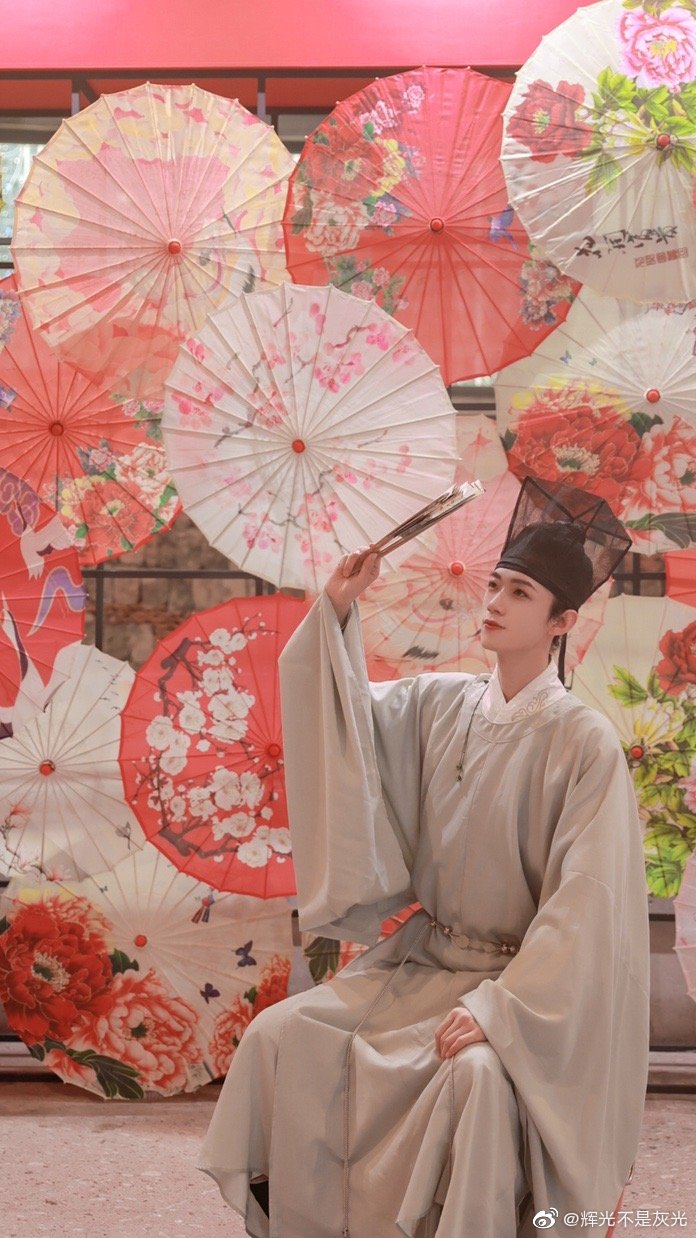 造化绝高处，富春独多观@辉光不是灰光